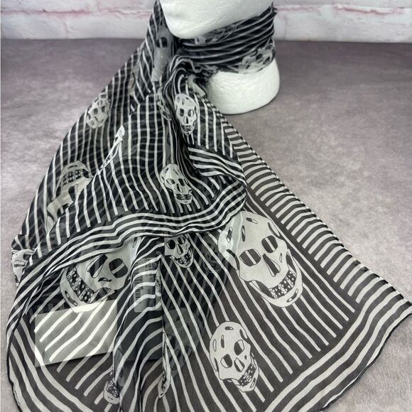 Alexander McQueen Classic NWT Black and White Skull Silk Scarf - Picture 2 of 8